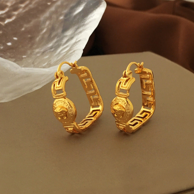 【DF】Pendientes de oro real bañados en cobre, temperamento de moda europea y americana, diseño calado, estilo antiguo con personalidad, pendientes de alta gama de nicho