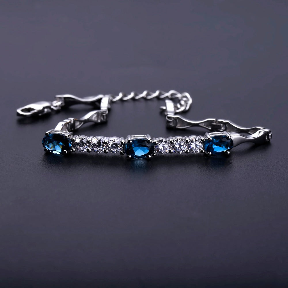 Pulsera de topacio natural. Moda femenina, elegancia, lujo y gran sentido. Pulsera de piedras preciosas naturales con incrustaciones de plata pura s925 