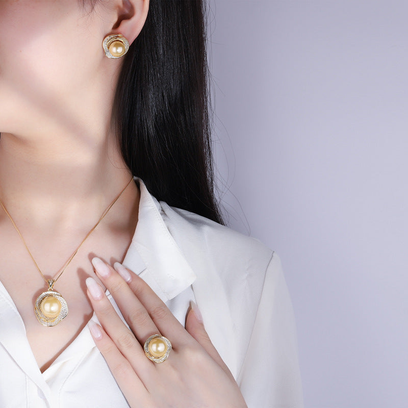 Ensemble de boucles d'oreilles avec pendentif et bague en diamant géométrique en forme de coquille d'or 18 carats pour femmes