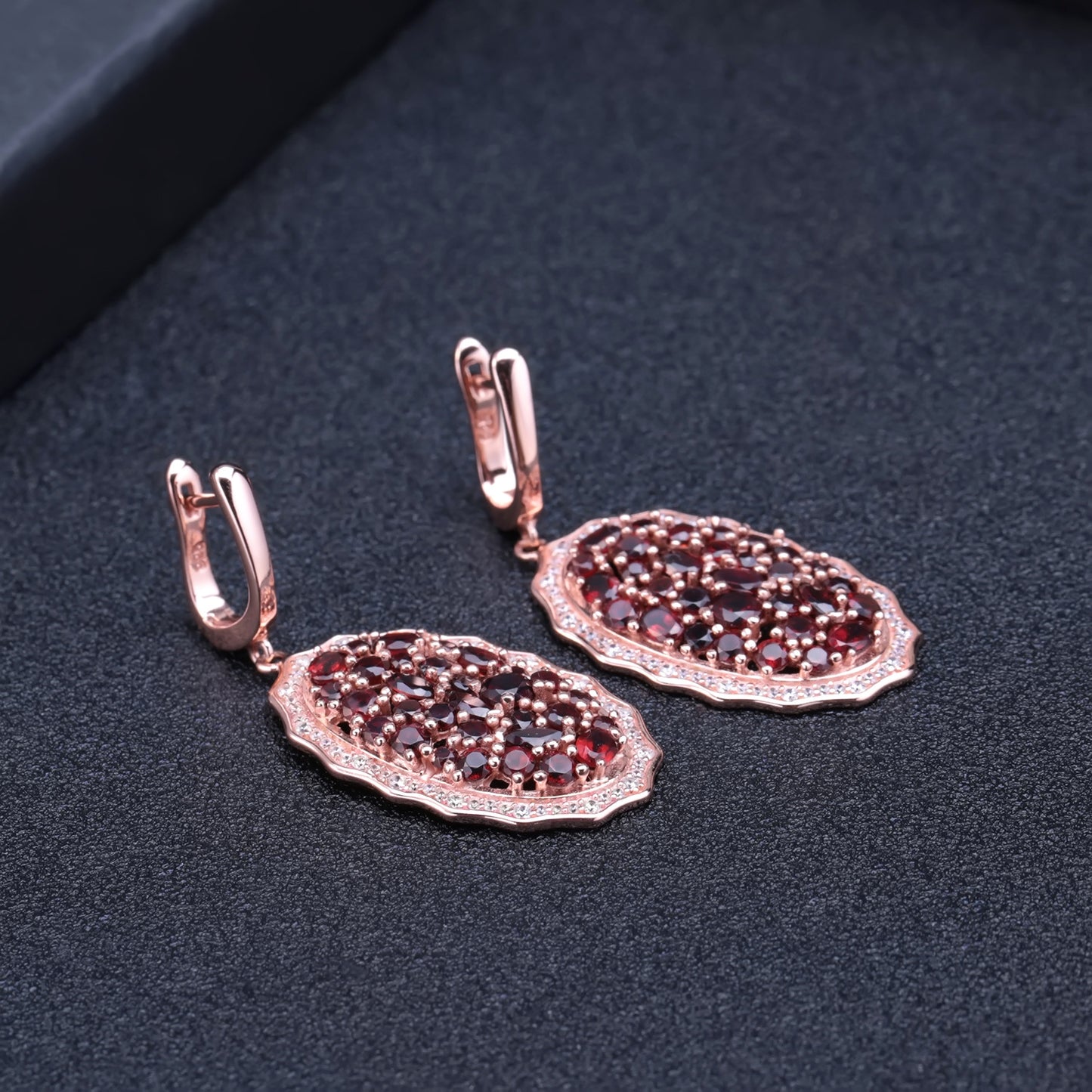 Natural Garnet Stud Earrings are inlaid with s925 silver.