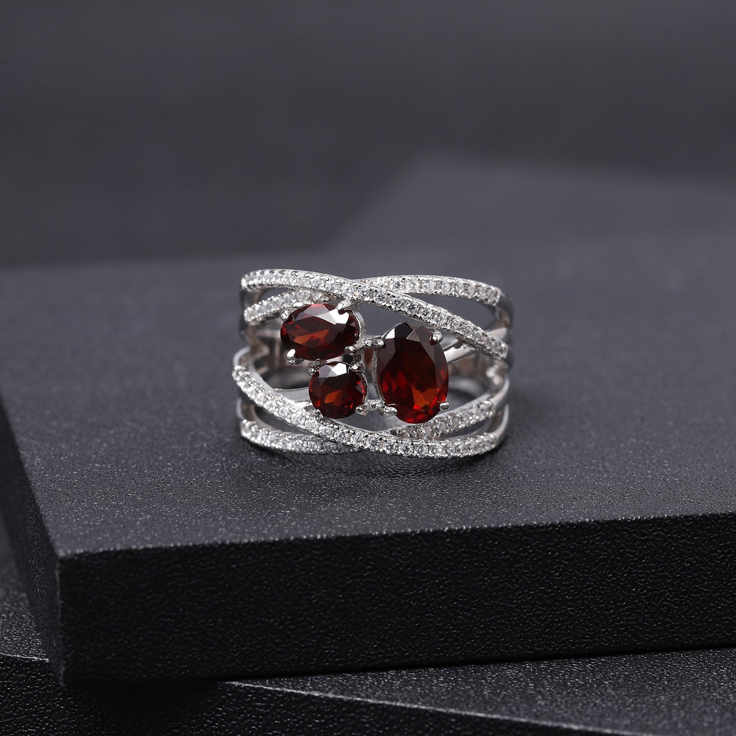 Natural garnet ring 925 silver inlaid natural colored treasure ring