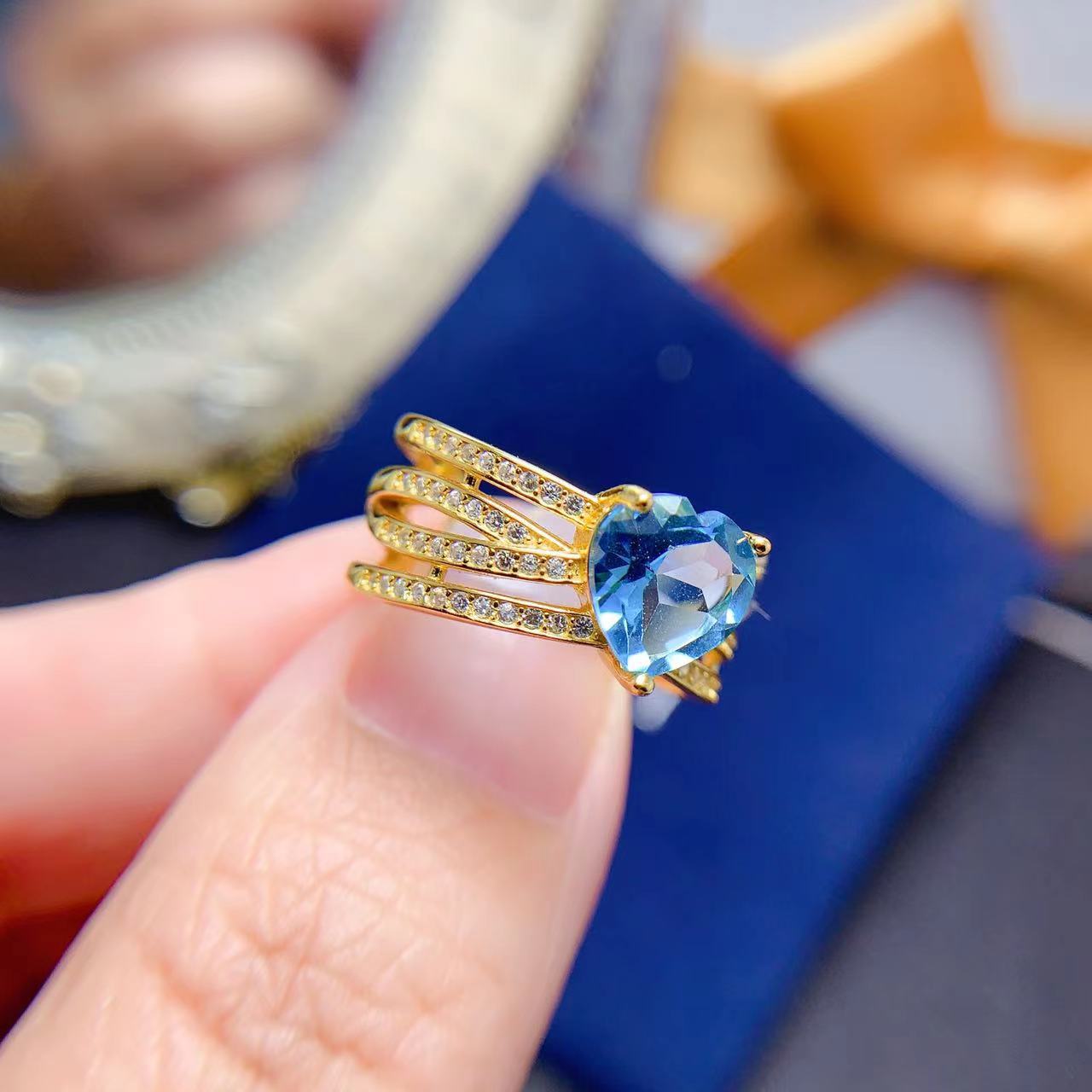 Anillo de piedra de topacio azul suizo en forma de corazón con diseño flexible