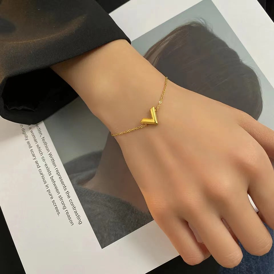 [DF]2023 Nouveauté Collier avec pendentif alphabet en forme de V en or minimaliste pour femmes, chaîne de clavicule, accessoire à la mode pour les créateurs de tendances