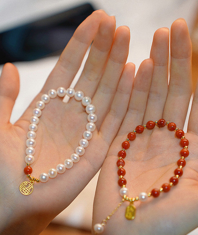 Pulsera de perlas naturales de agua dulce con diseño interior de la marca Fu, ágata roja y jade