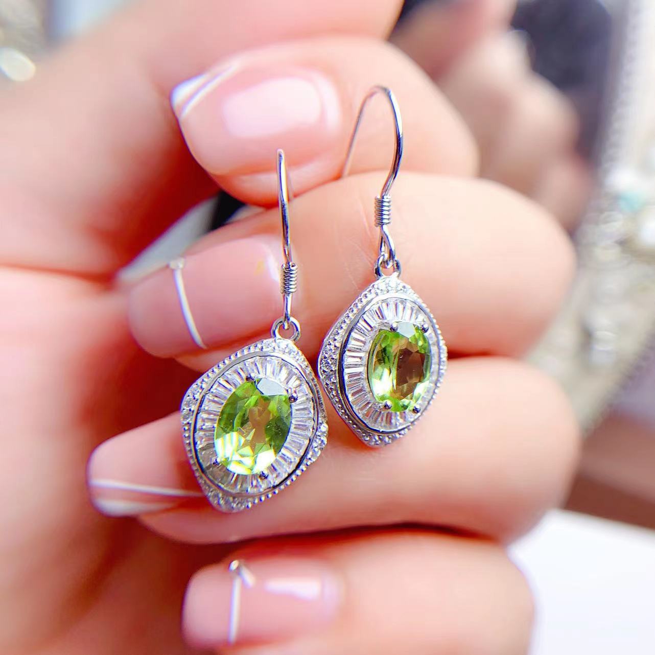 Conjunto de pendientes y colgante de anillo de peridoto natural