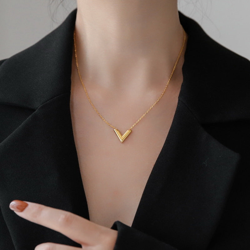 [DF]2023 Nouveauté Collier avec pendentif alphabet en forme de V en or minimaliste pour femmes, chaîne de clavicule, accessoire à la mode pour les créateurs de tendances