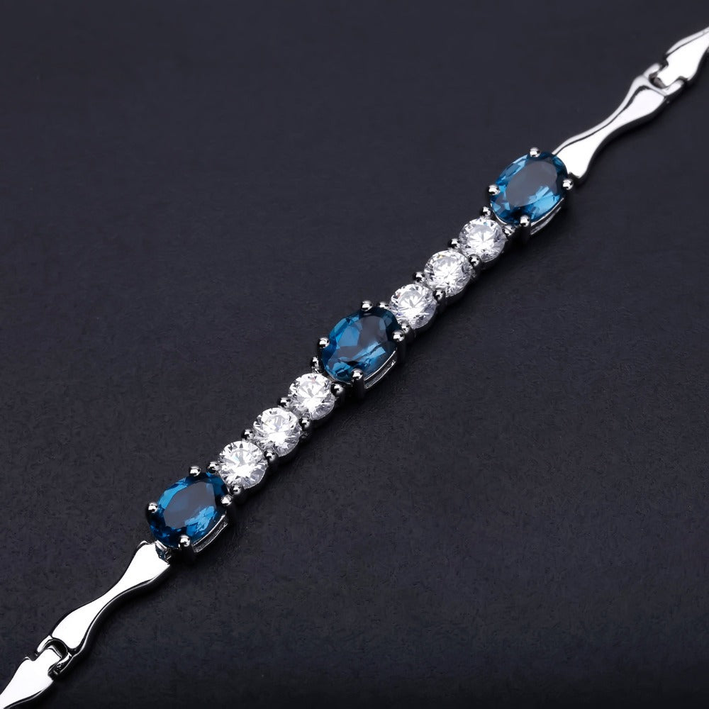 Pulsera de topacio natural. Moda femenina, elegancia, lujo y gran sentido. Pulsera de piedras preciosas naturales con incrustaciones de plata pura s925 