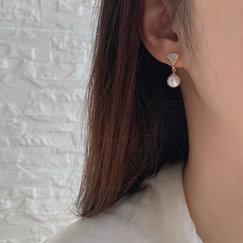 Les boucles d'oreilles en perles d'eau douce de 7 à 8 mm sont rondes et élégantes, avec un sens élevé des boucles d'oreilles en argent pur.