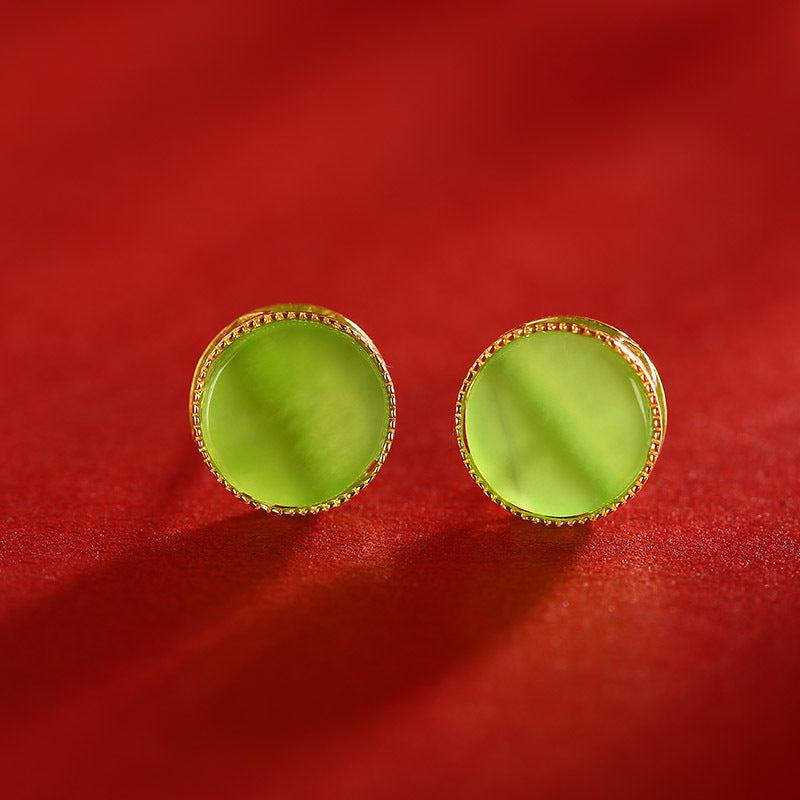 Boucles d'oreilles rondes exquises en or 18 carats incrustées de jaspe fruit vert.