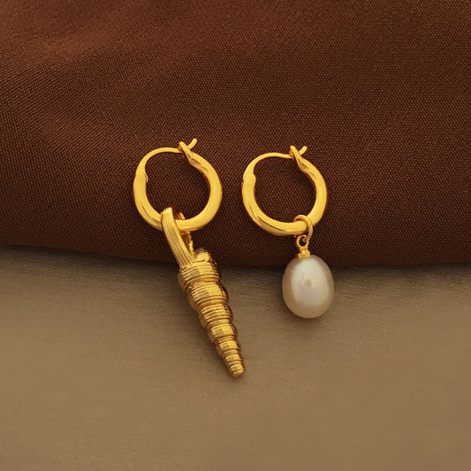 [DF]Pendientes de perlas barrocas retro personalizados europeos y americanos de oro auténtico bañados en cobre para mujer, pendientes asimétricos pequeños y pequeños con forma de caracol 