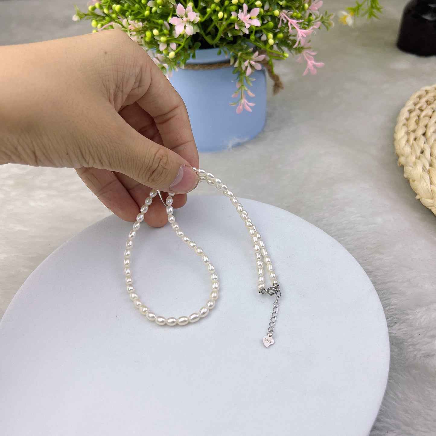 [DF] Collier de perles de riz naturelles d'eau douce très brillantes – Chaîne de collier de verrouillage élégante avec accent en or 18 carats 