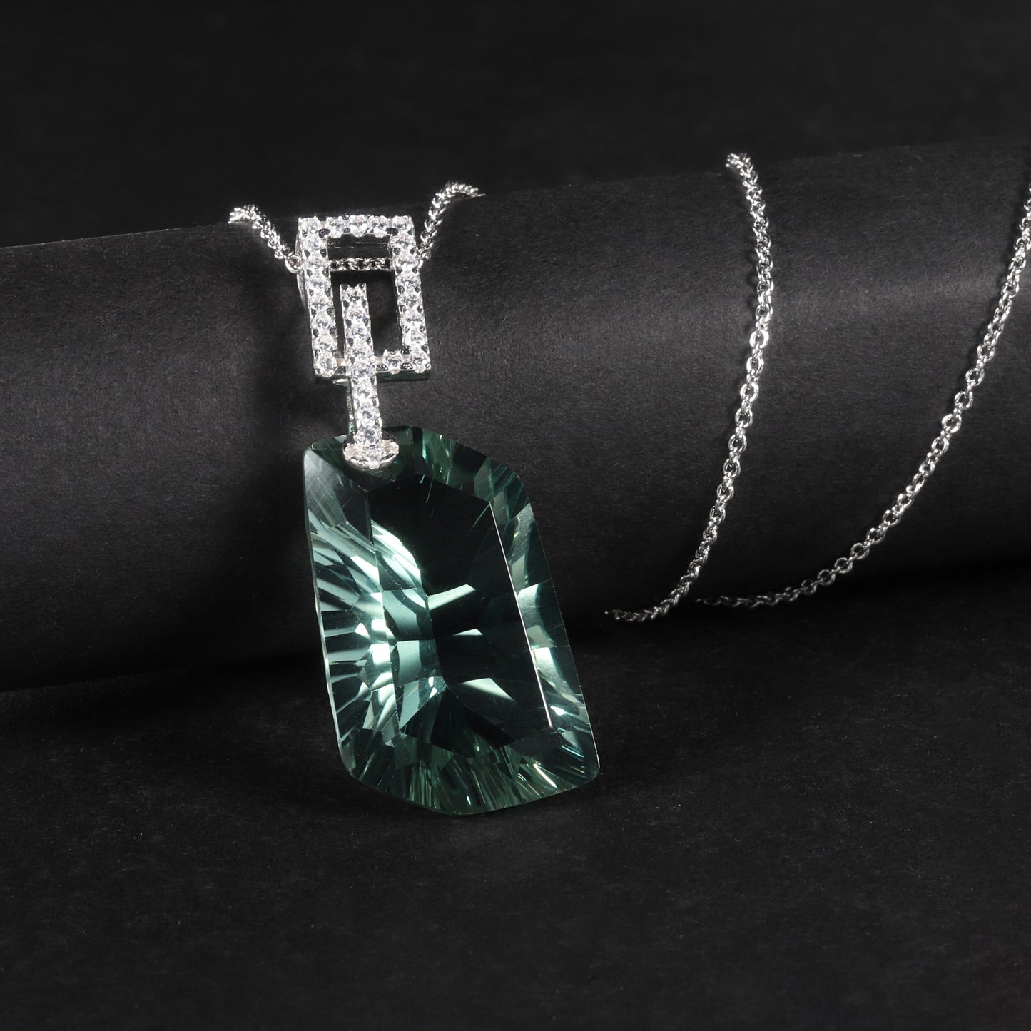 Colgante de collar de amatista verde tesoro de color plata S925, colgante de piedra preciosa grande extraterrestre con sentido de lujo y moda