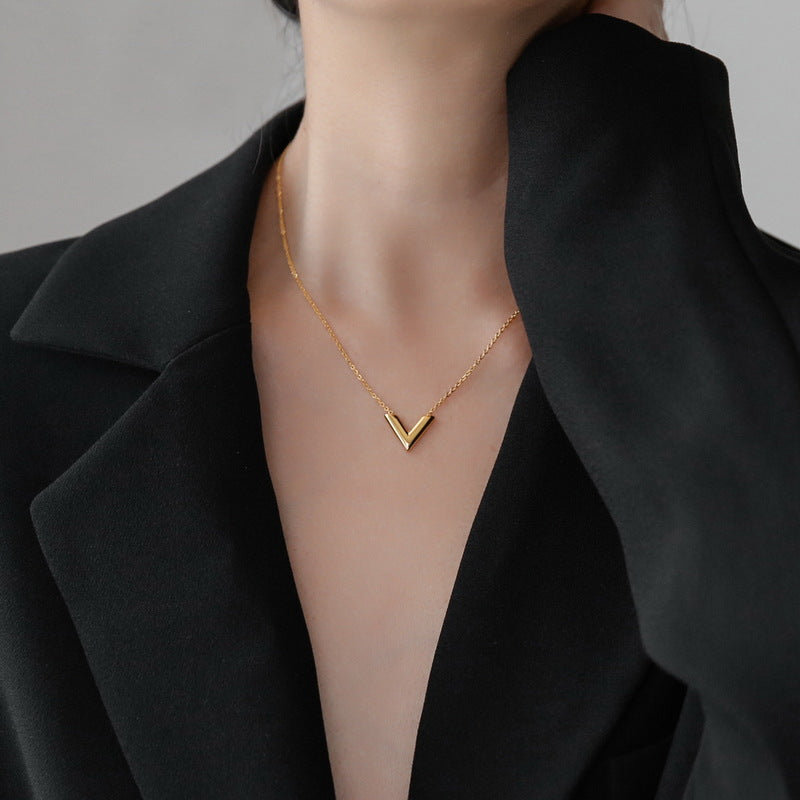 [DF] 2023 Recién llegado, collar con colgante de alfabeto minimalista en forma de V de oro, cadena de clavícula para mujer, accesorio de moda para quienes marcan tendencia