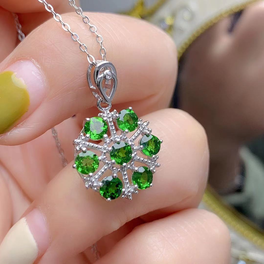 Pendentif diopside naturel vert forêt incrusté d'argent 925