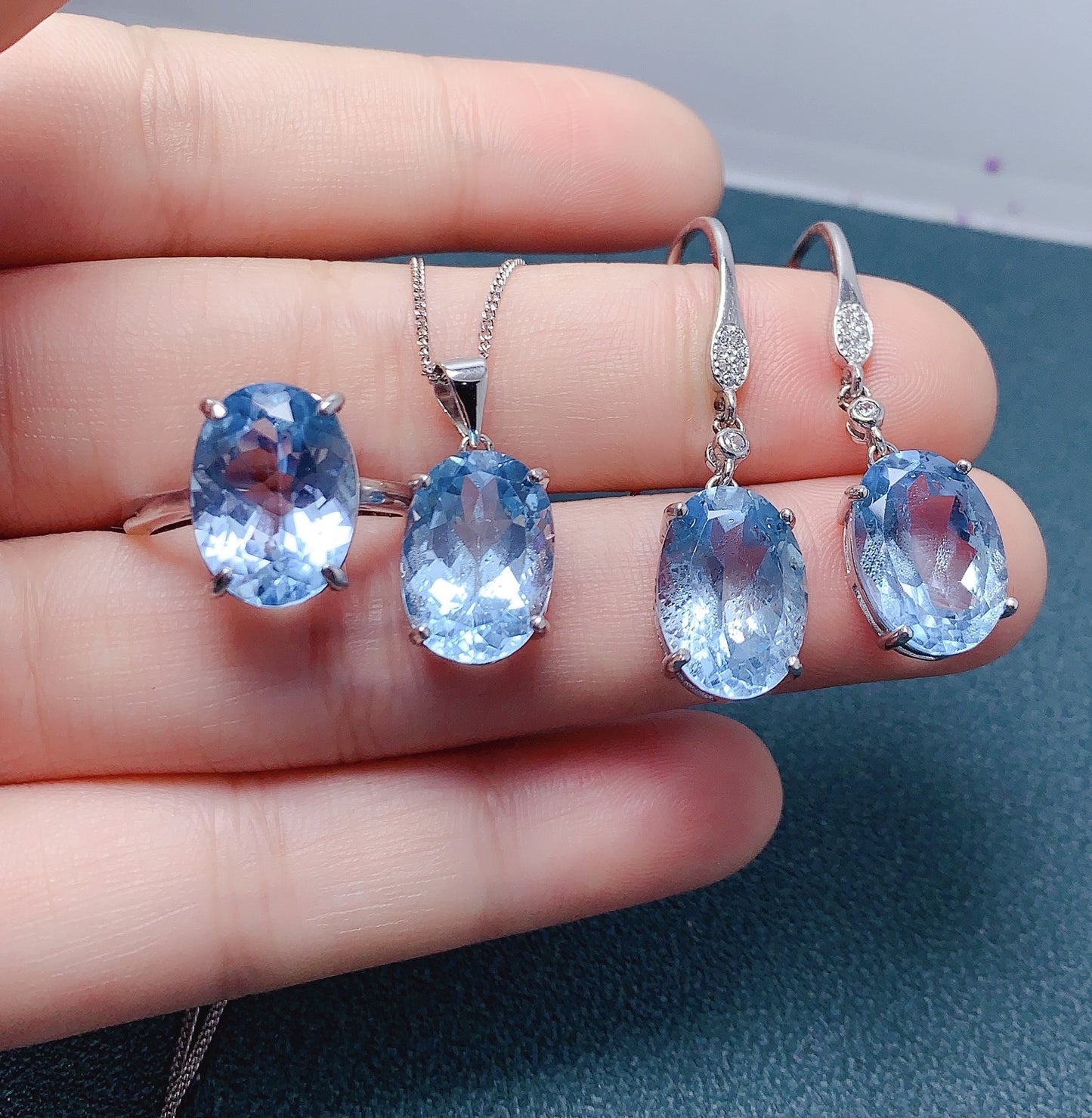 Conjunto de colgante, pendientes y anillo de plata 925 con topacio azul cielo natural