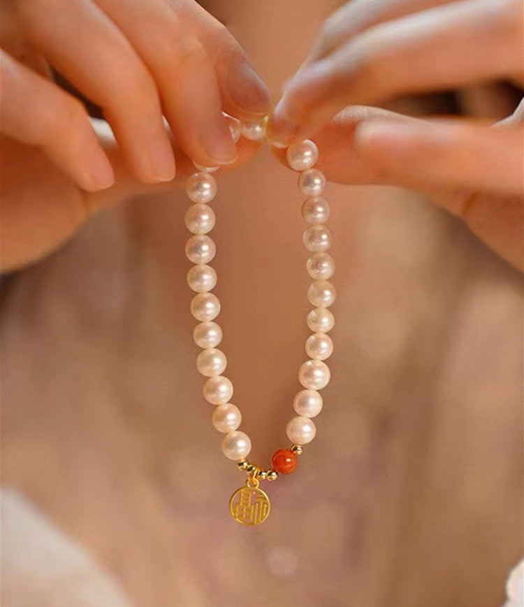 Pulsera de perlas naturales de agua dulce con diseño interior de la marca Fu, ágata roja y jade