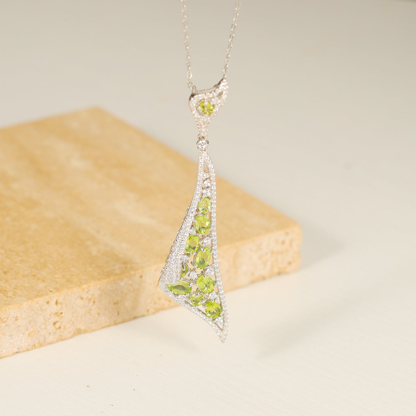 Collier en olivine naturelle en argent sterling S925 avec pendentif en grenat au design distinctif et unique : un nouveau collier bijou