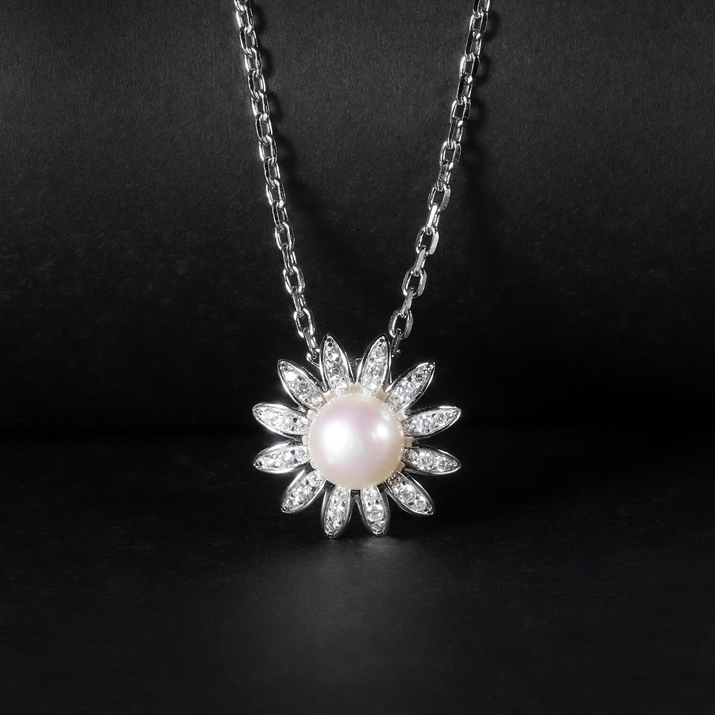 New S925 Sterling Silver Natural Freshwater Pearl Necklace with Sunflower Design, Fashionable and Light Luxury Collar Chain Necklace Pendant