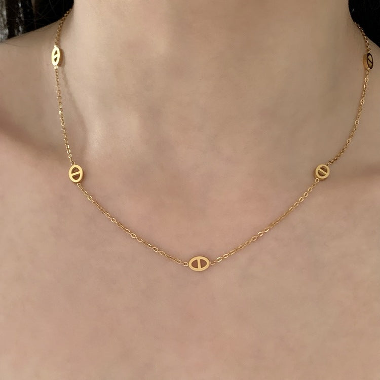 [DF]Collar minimalista de acero de titanio con forma de nariz de cerdo dorada y viento frío, cadena de clavícula de lujo, collar de moda con personalidad 