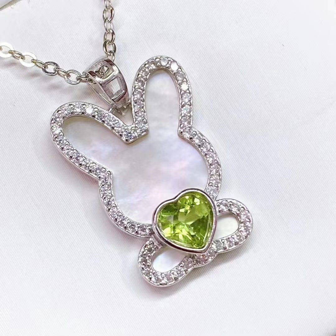 Colgante de amor de conejo de peridoto S925 con incrustaciones de peridoto de temperamento simple modelo de mujer