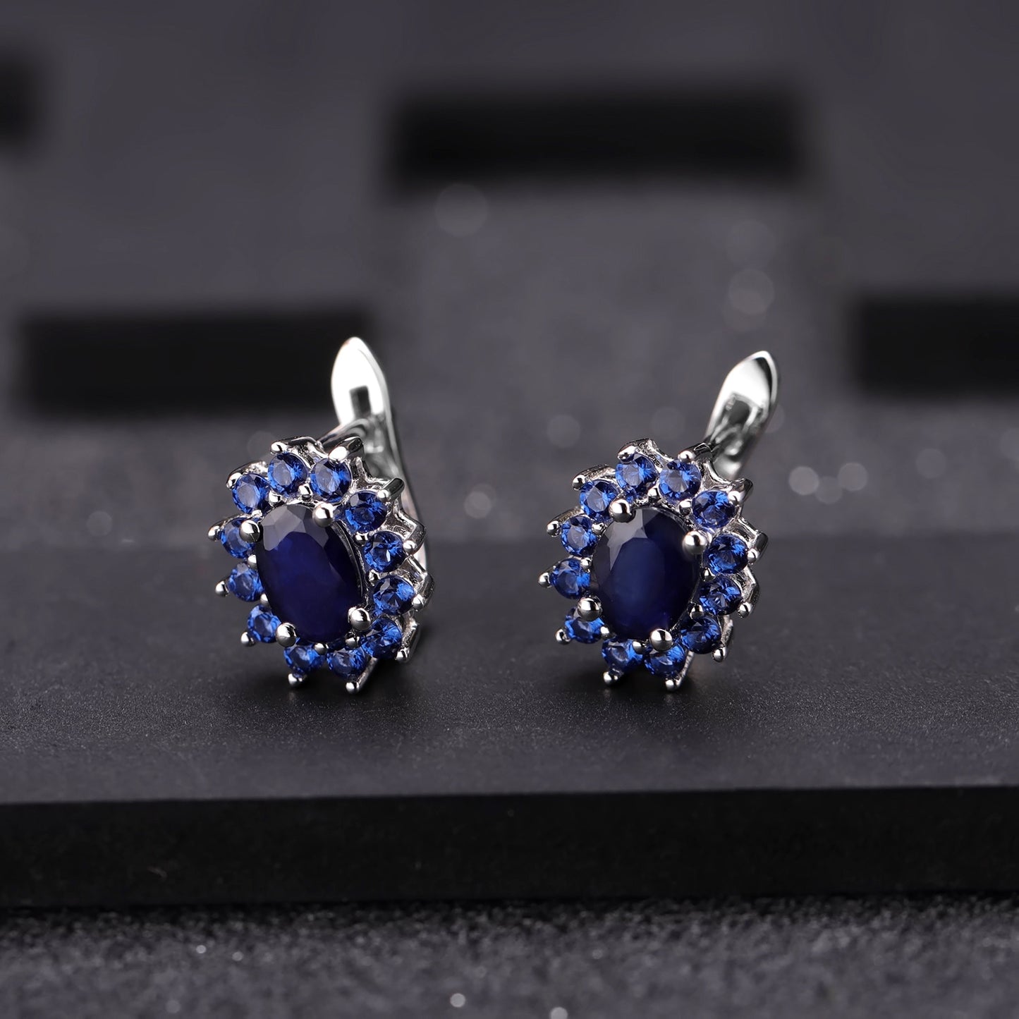 Traitement des boucles d'oreilles en saphir, des boucles d'oreilles et des boucles d'oreilles serties de pierres précieuses, des boucles d'oreilles en cristal en argent s925 et des boucles d'oreilles