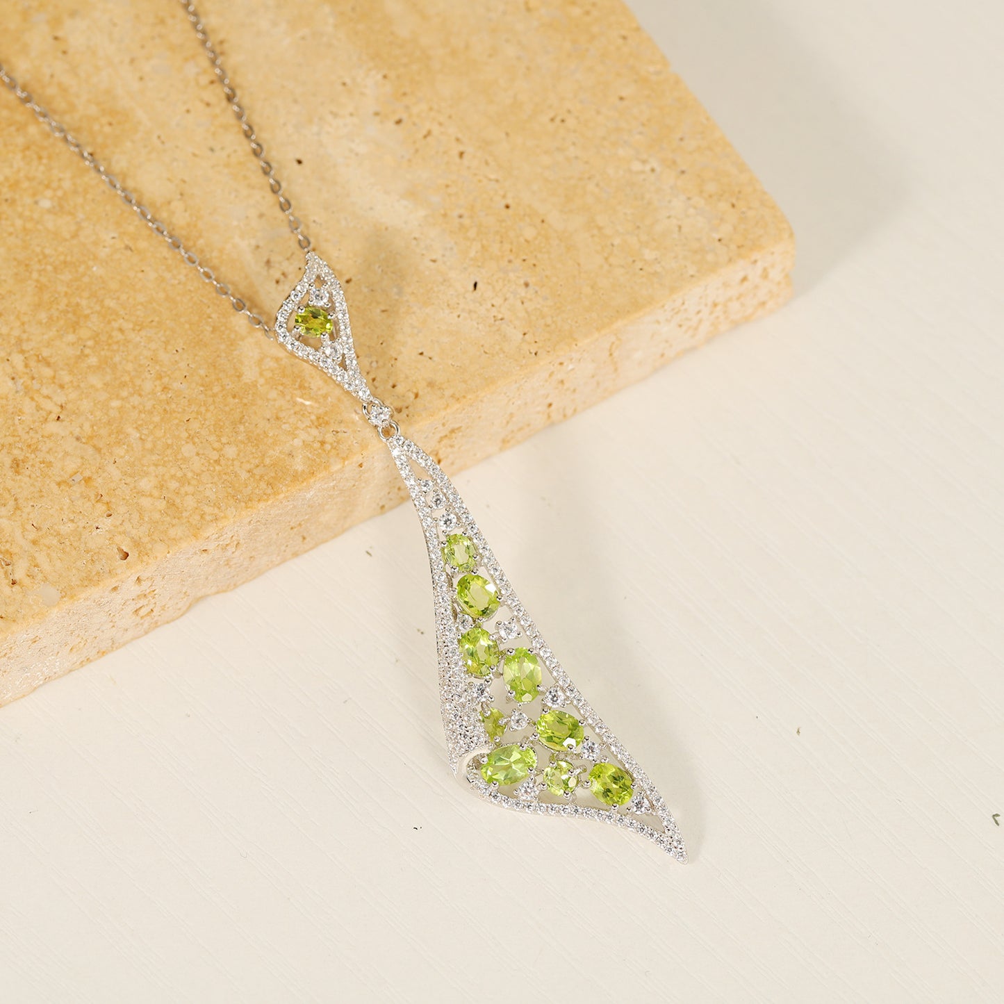 Collier en olivine naturelle en argent sterling S925 avec pendentif en grenat au design distinctif et unique : un nouveau collier bijou