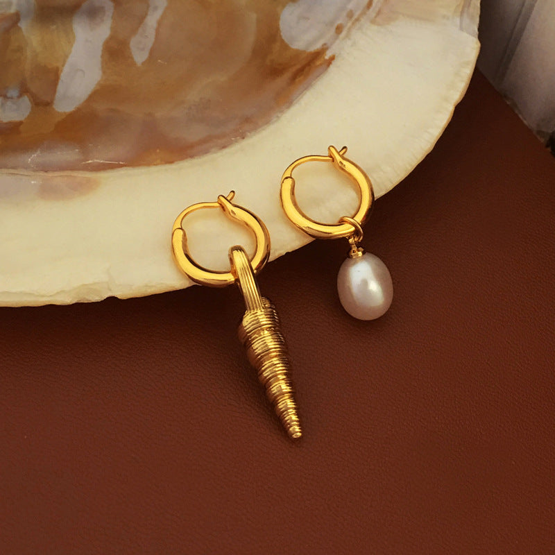 [DF]Pendientes de perlas barrocas retro personalizados europeos y americanos de oro auténtico bañados en cobre para mujer, pendientes asimétricos pequeños y pequeños con forma de caracol 