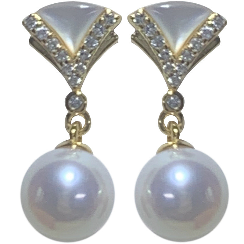 Los pendientes de perlas de agua dulce de 7-8 mm son redondos y elegantes, con un alto sentido de pendientes sectoriales de plata pura.