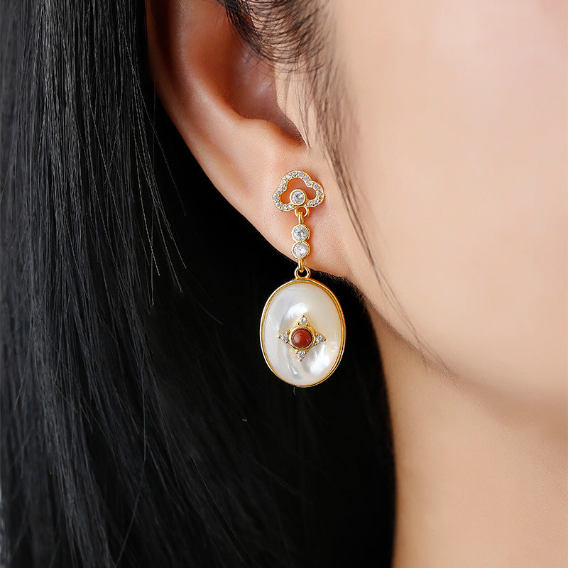 Los pendientes y colgantes de traje Bai Bei Nanhong con incrustaciones de plata S925 son exquisitos y elegantes.