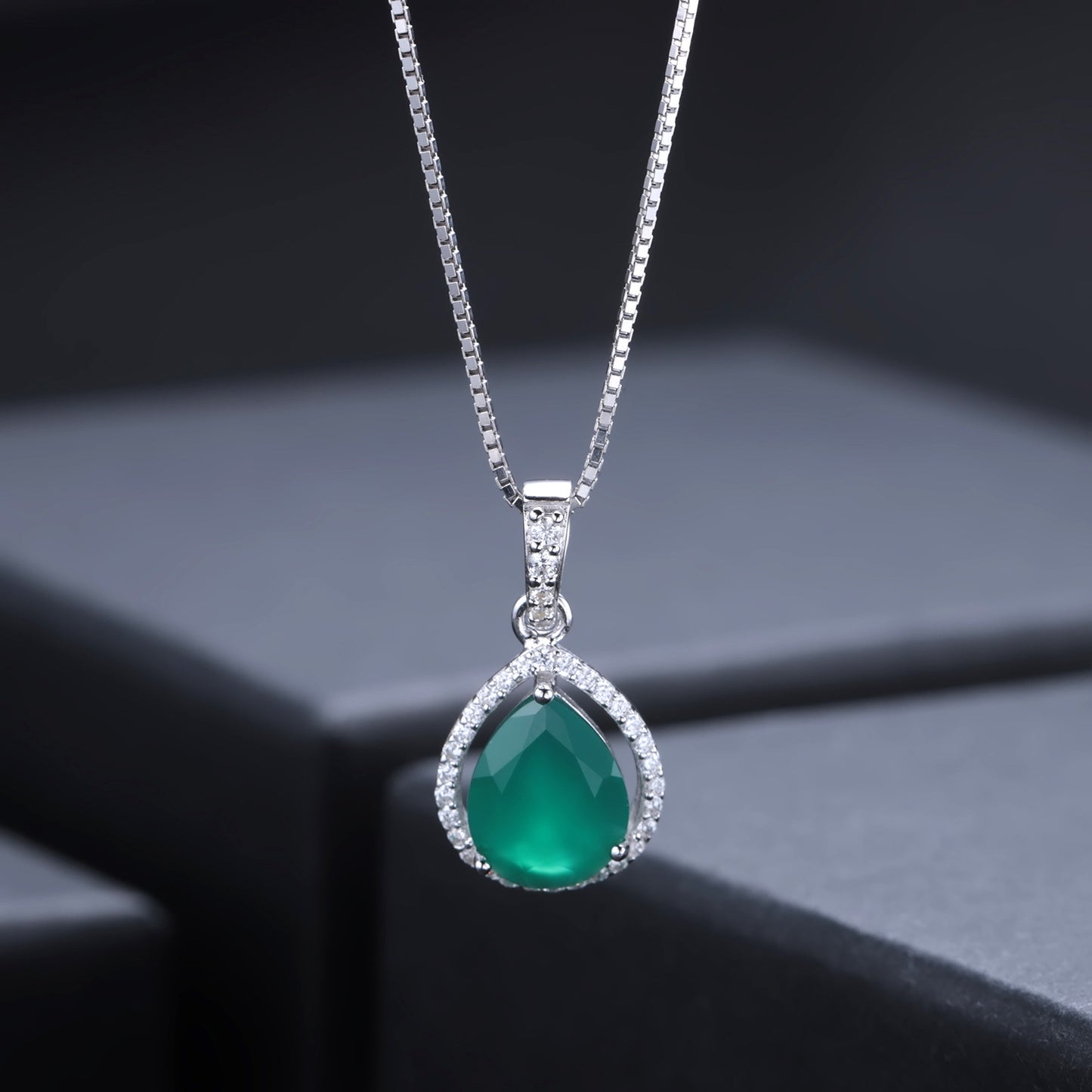 Fashionable pure silver green agate pendant with a light luxury temperament surrounded by broken diamonds s925 silver inlaid colorful treasure necklace pendant