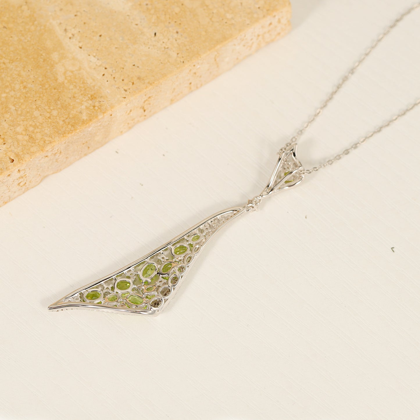 Collier en olivine naturelle en argent sterling S925 avec pendentif en grenat au design distinctif et unique : un nouveau collier bijou