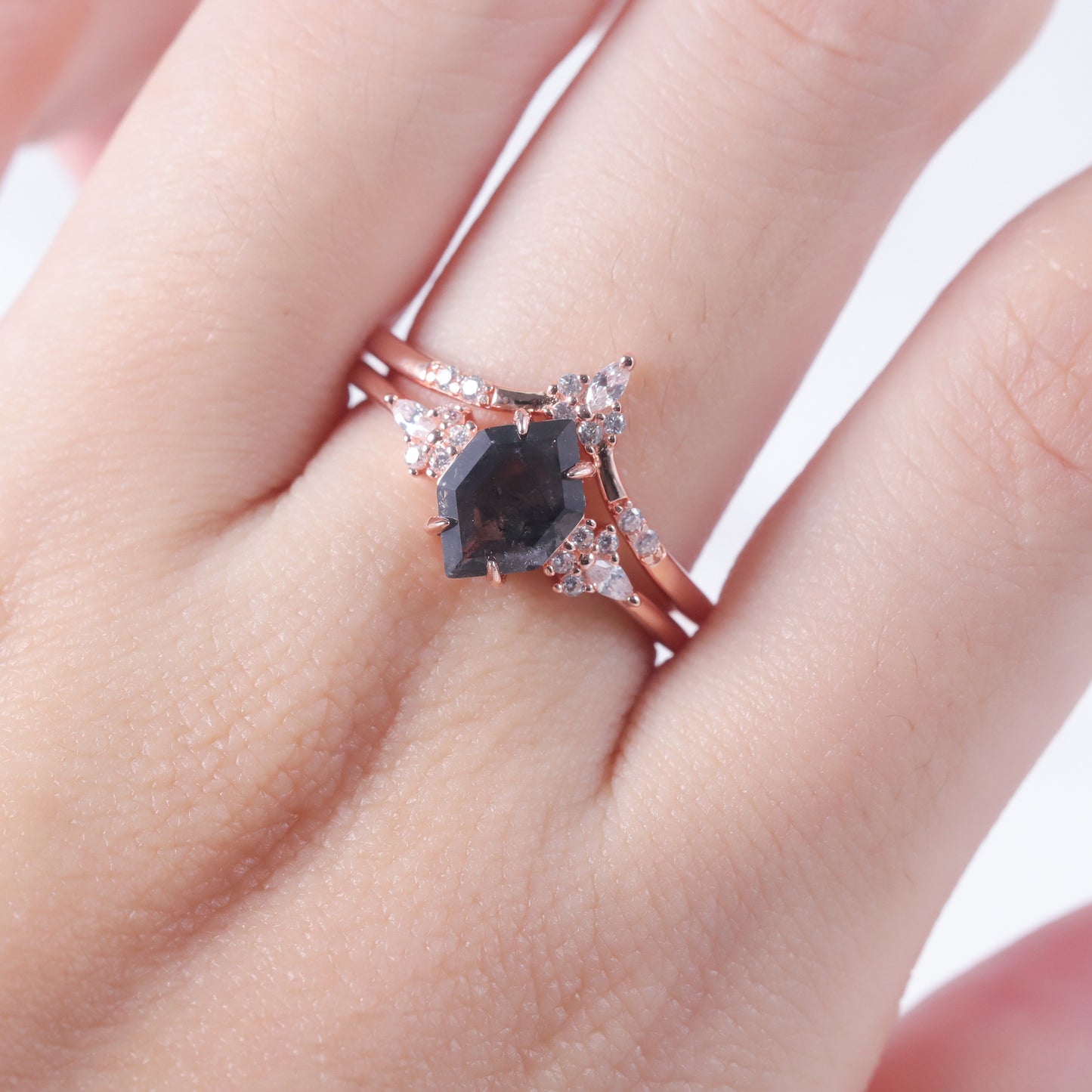 Bague empilée en cristal s925, bague en diamant aiguisé noir en forme d'argent, fait référence à