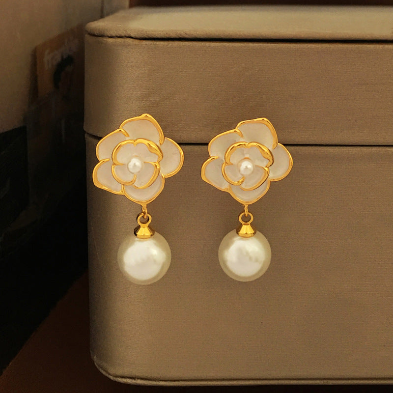 [DF] Pendientes de botón con perla de flor blanca con fragancia pequeña y aguja de plata S925 bañados en oro real y cobre, pendientes de estilo premium para mujer