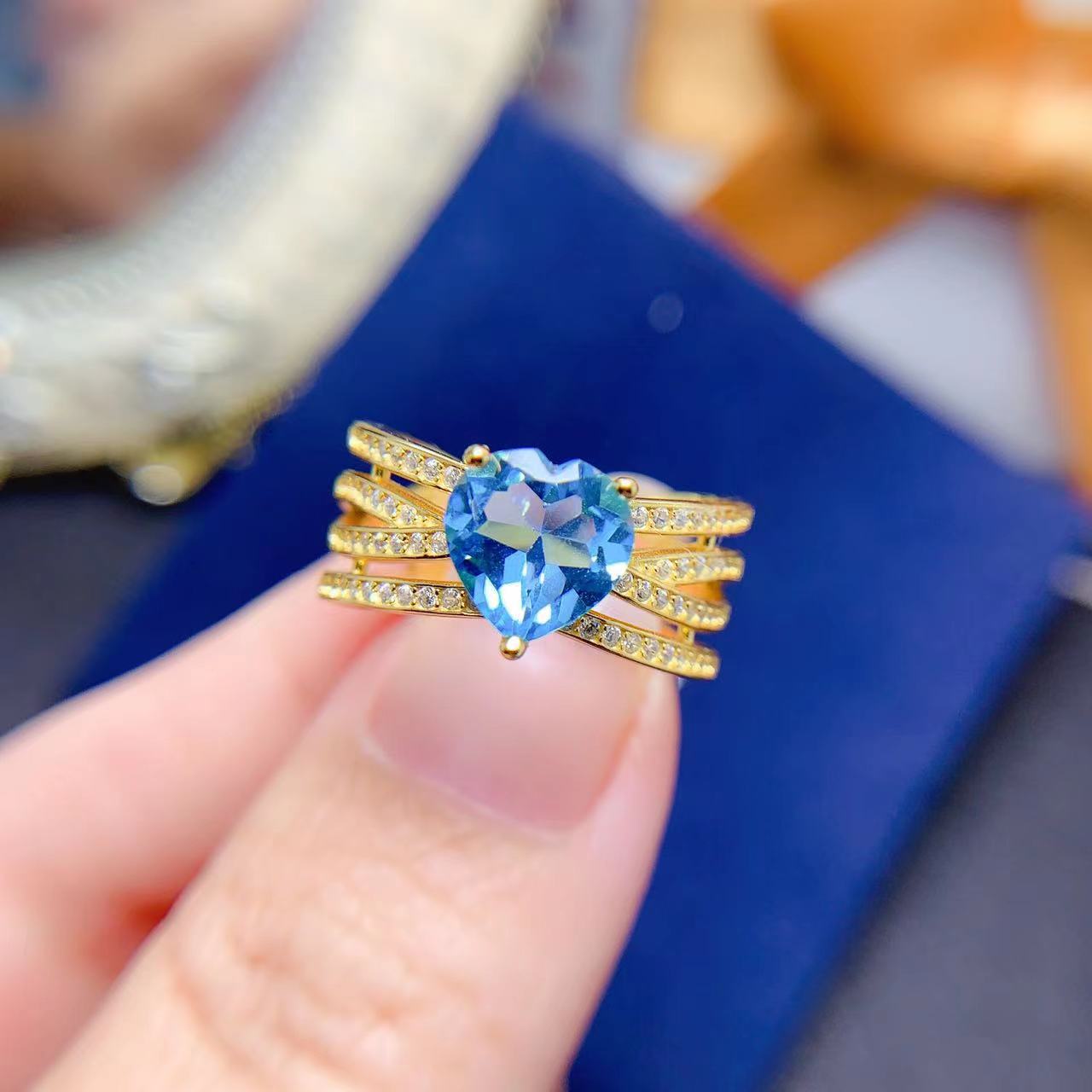 Anillo de piedra de topacio azul suizo en forma de corazón con diseño flexible