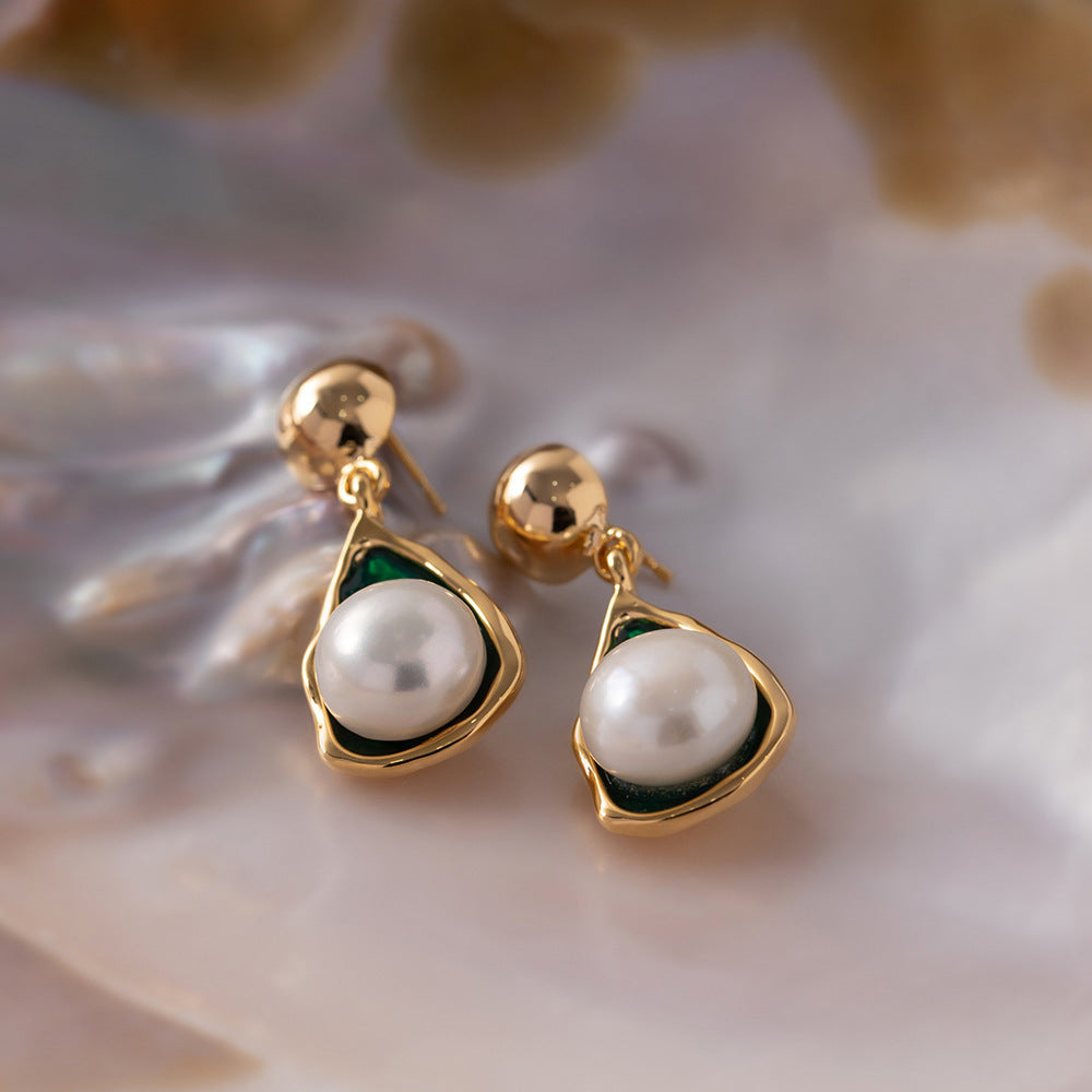 18k gold French vintage series, elegant and minimalist with elegant and elegant drop shaped pearl earrings