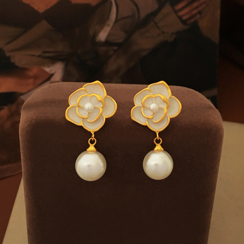 [DF] Pendientes de botón con perla de flor blanca con fragancia pequeña y aguja de plata S925 bañados en oro real y cobre, pendientes de estilo premium para mujer