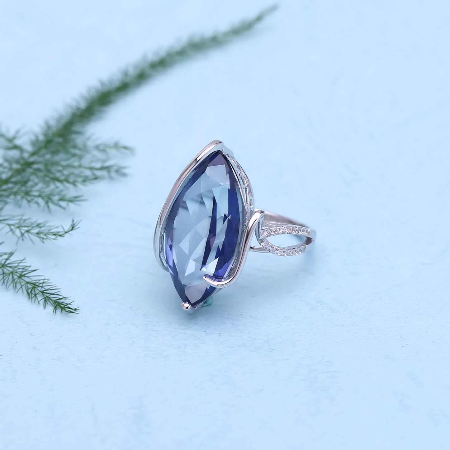 Bague en pierres précieuses colorées de luxe et haut de gamme avec un tempérament à la mode et personnalisé Bague en cristal recouvert de film incrusté d'argent s925