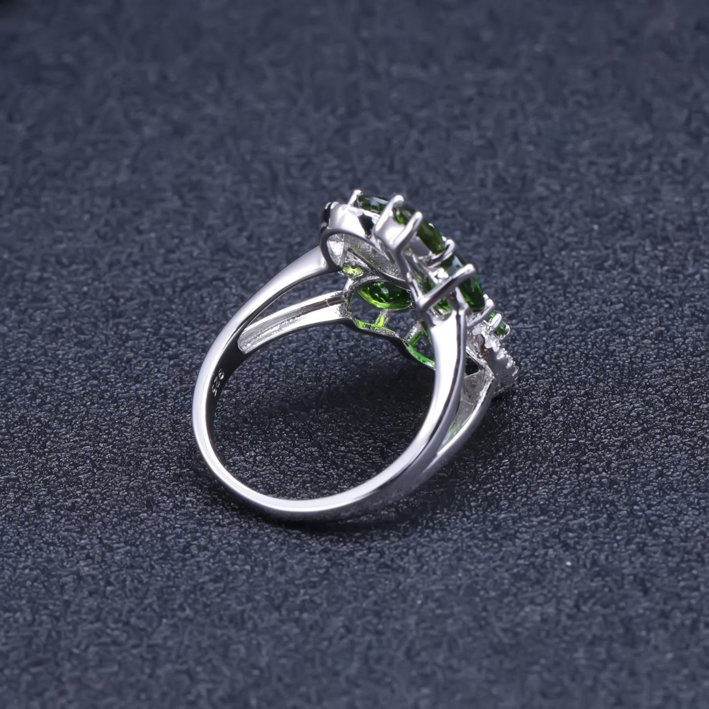 Light luxury design, natural diopside ring, fashionable and high-end, s925 sterling silver inlaid with natural color treasure ring