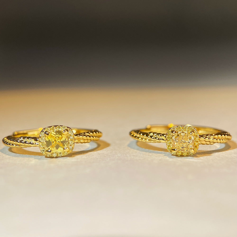 El anillo de diamante amarillo cúbico de plata esterlina se refiere a un anillo pequeño, fresco y simple.