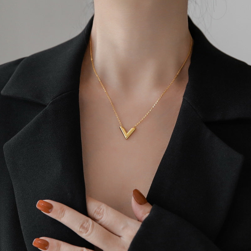 [DF] 2023 Recién llegado, collar con colgante de alfabeto minimalista en forma de V de oro, cadena de clavícula para mujer, accesorio de moda para quienes marcan tendencia