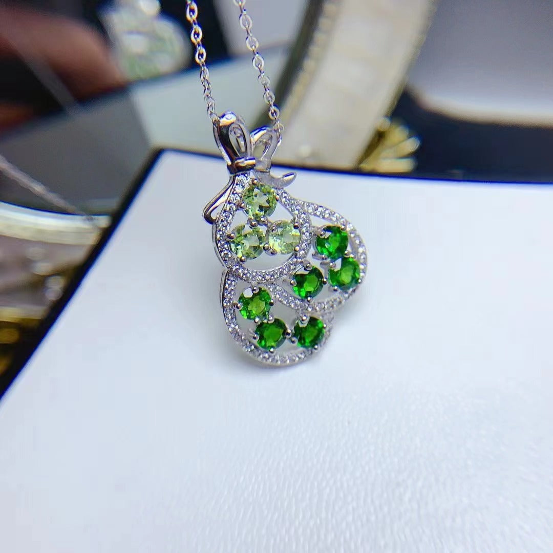 Pendentif doux en diopside naturel incrusté d'argent 925