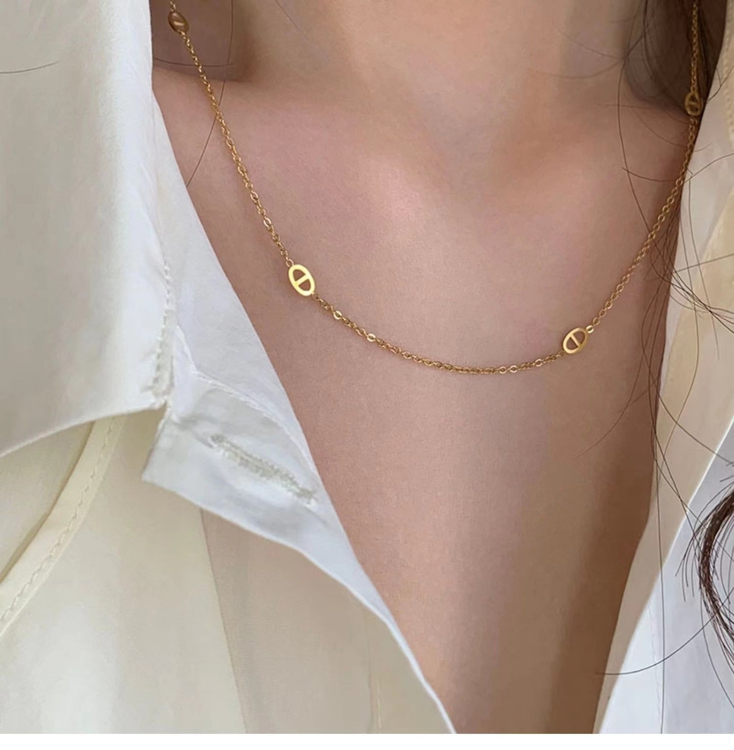 [DF]Collar minimalista de acero de titanio con forma de nariz de cerdo dorada y viento frío, cadena de clavícula de lujo, collar de moda con personalidad 