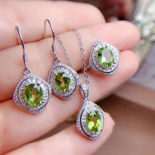 Conjunto de pendientes y colgante de anillo de peridoto natural