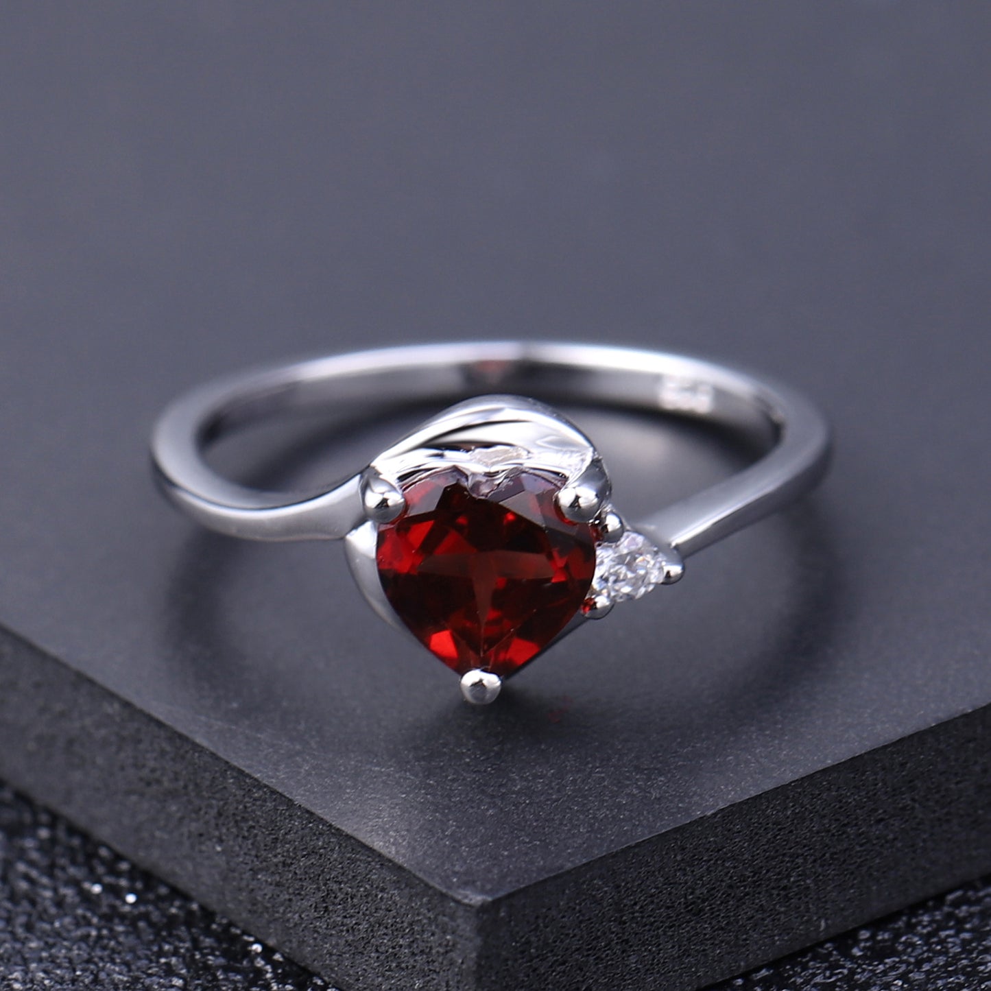 Natural Red Garnet Love Ring Fashion Heart shaped Gemstone s925 Silver Natural Color Treasure Ring