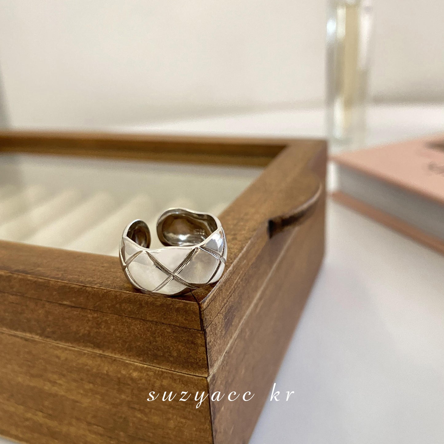 [DF] Anillo a cuadros con cuerno y diamantes en plata S925 "Artisanal Chic": diseño único, pieza de declaración moderna y personalizada para mujer.