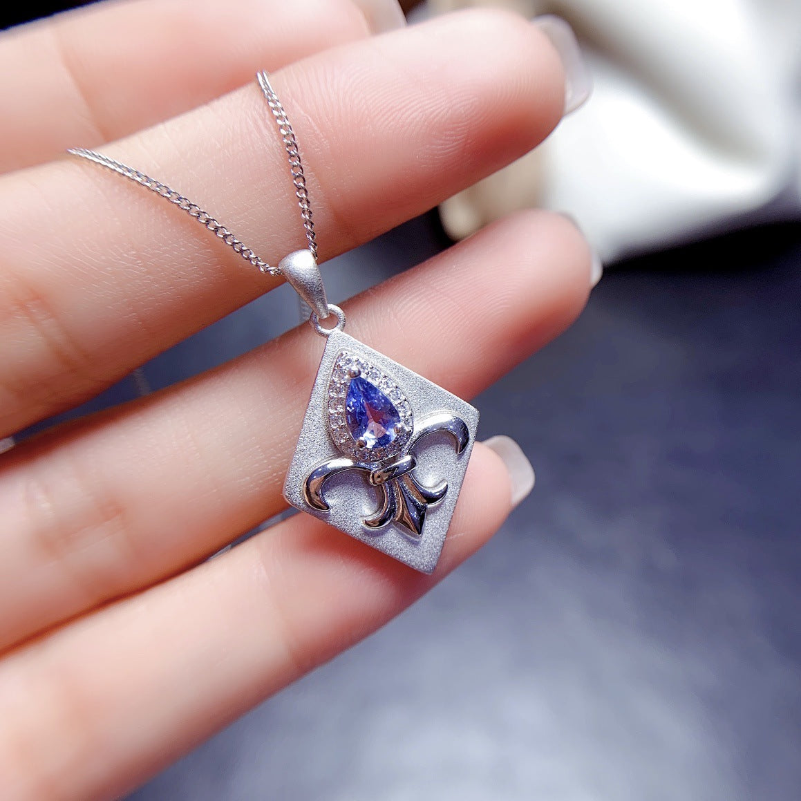 Natural Tanzanite pendant S925 silver inlaid main stone