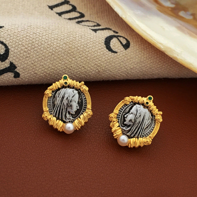 [DF]Original design: European and American retro pearl portrait earrings, contrasting color metallic earrings, cool style earrings